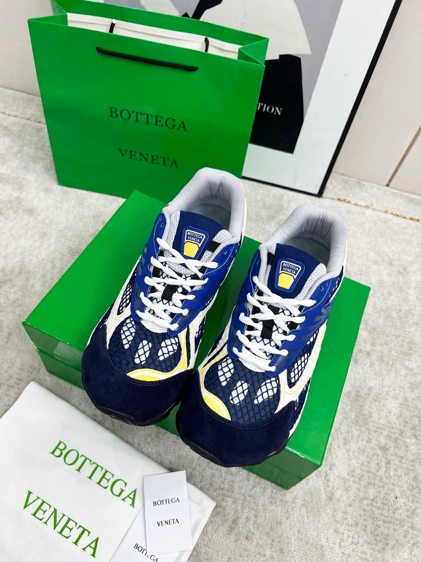 P540. Top version (couples model) Bottega Veneta Bottega Veneta 23ss autumn and winter show BV Orbit sneakers Wang Yibo's same style couples casual shoes dad shoes! Runner sneakers! Original purchase and development!  Made of original lightweight technical mesh fabric, the same as the original version! The process is complicated!  Paired with a rubber outsole designed with a geometric pattern, the high version of the Wang Zha series is actually much taller, but the legs still look slim. Very nice. Durable and playable, standard and version-matching shoe package technology, look for high-end versions. The original outsole is exclusively molded, and the color-blocked TPU outsole is used. The material and weight are the same as the original!  Size: #Female 35-41 (40 and 41 customized sizes are non-refundable) Male 39-45 (45 size customized are non-returnable and exchangeable)